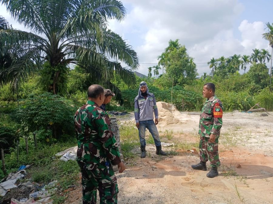 *Komitmen Menjaga Lingkungan dari Karhutlah, Babinsa Koramil 07/Kampar Lakukan Patroli Karhutla*