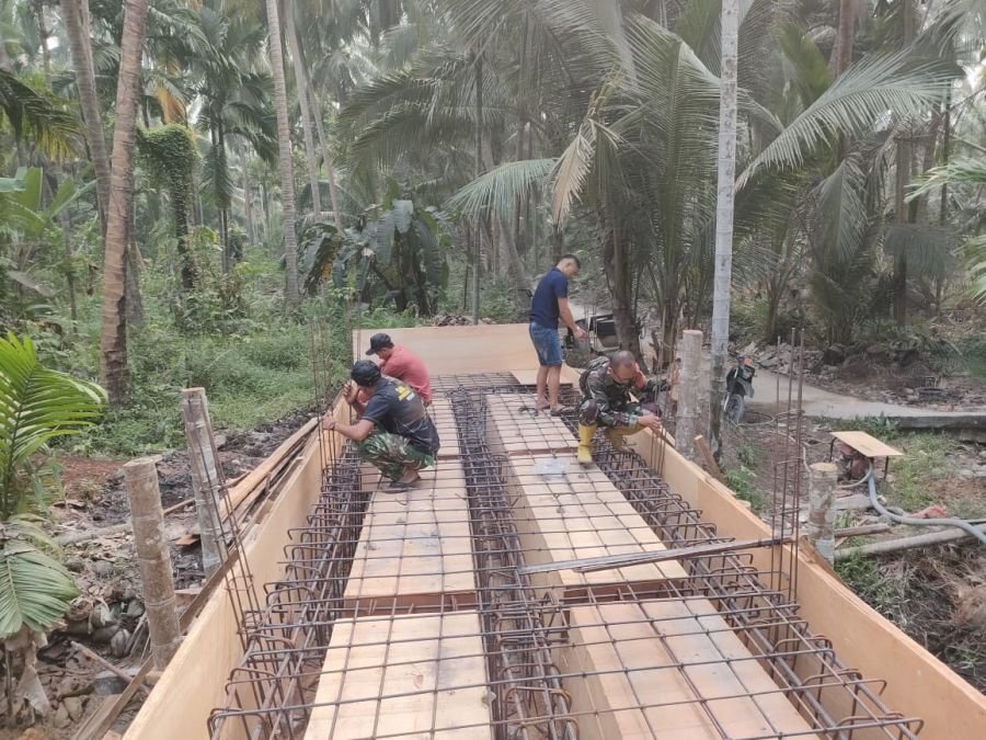 Kompak di Lapangan, Babinsa 03/Tpl dan Warga Percepat Pembangunan Jembatan Sungai Gantang