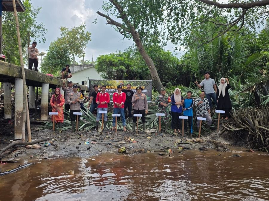 Kompak Kolaborasi! Wakili Danramil Sertu Dodi Eka Putra Tanam Mangrove Hijaukan Pesisir Pelangiran