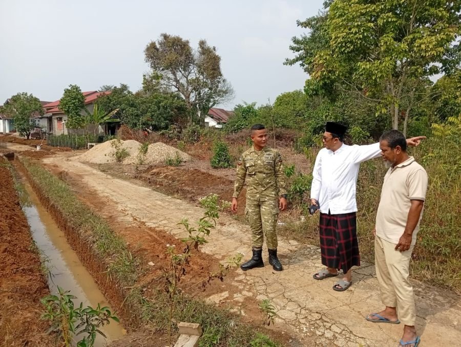 Kompi Kesehatan YONIF TP 850 Tinjau Kondisi Drainase Jalan Pincuran