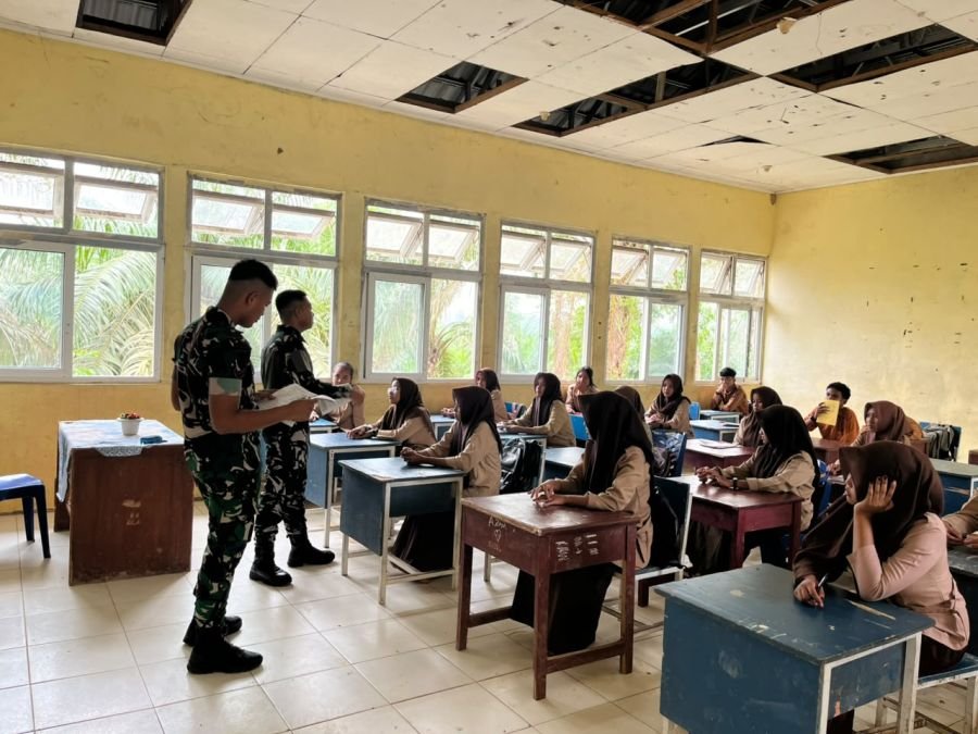Kompi Markas Yonif TP 850/SC Berikan Wawasan Kebangsaan kepada Siswa SMPN 3 Pandan Wangi