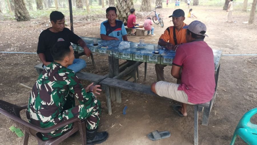 Kompi Markas Yonif TP 850/SC Perkuat Komsos Bersama Warga Pandan Wangi