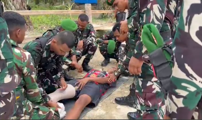 Kompi Medis Yonif 953 Asah Kecepatan Evakuasi Korban Cedera