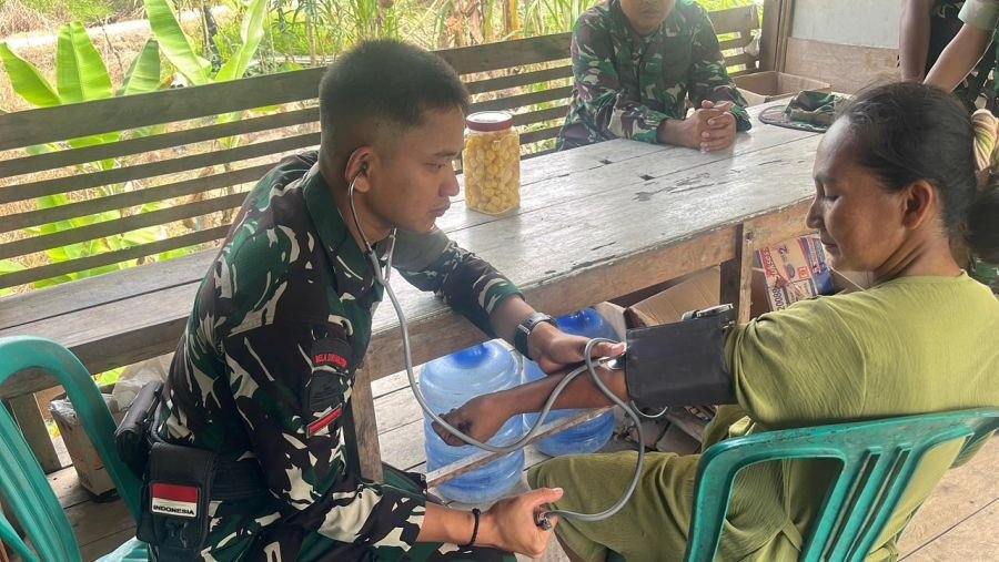 Kompi Medis Yonif TP 953 Periksa Warga Hingga ke Rumah