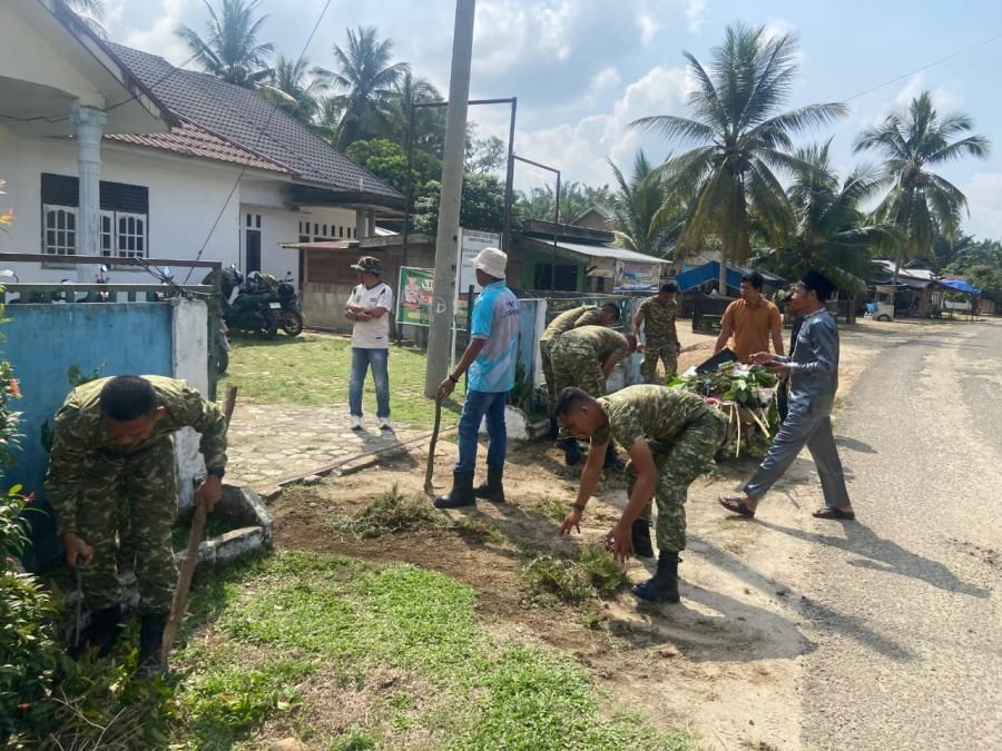 Kompi Pertanian Yonif TP 850/SC Gelar Karya Bhakti Bersama Warga