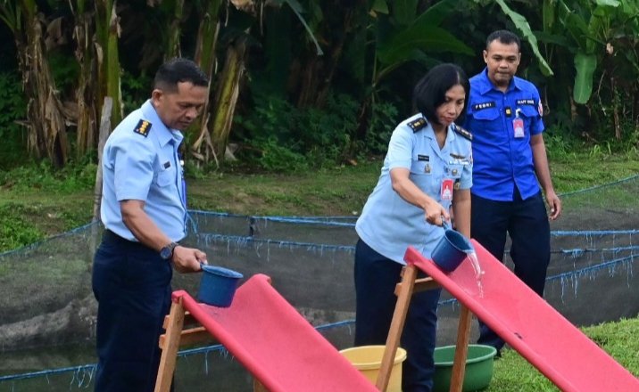 Kompi Produksi Lanud RSN Tebar 20 Ribu Benih Lele, Perkuat Program Ketahanan Pangan