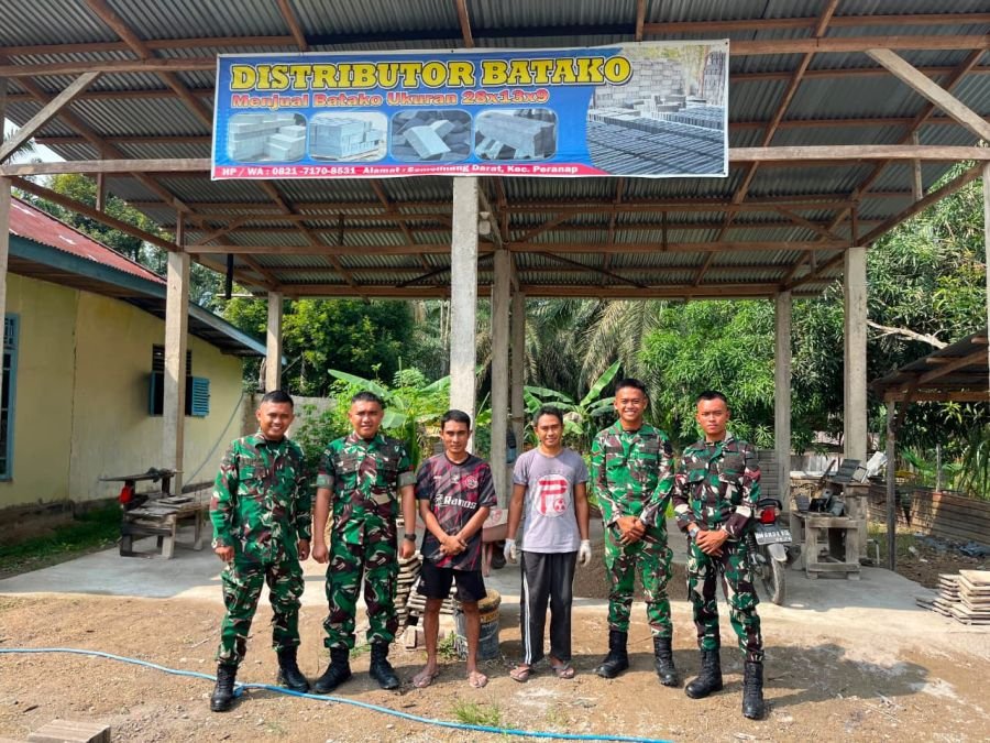 Kompi Senapan A Yonif TP 850 Melaksanakan Kegiatan Binter Di Usaha Batako Milik Warga Semelinang Dar