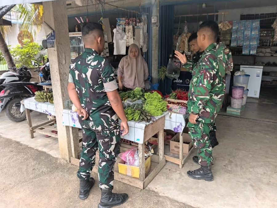 Kompi Senapan A Yonif TP 850/SC Cek Stabilitas Harga Sembako di Pranap