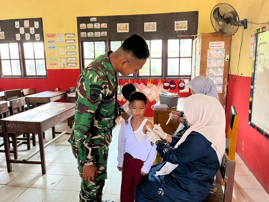 Kompi Senapan A Yonif TP 850/SC Dukung Program Vaksin Bulanan Puskesmas Pranap Di Sdn 010