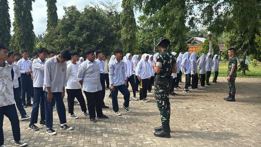 Kompi Senapan B Yonif TP 850/SC Melatih PBB kepada siswa di SMP N 2 Peranap