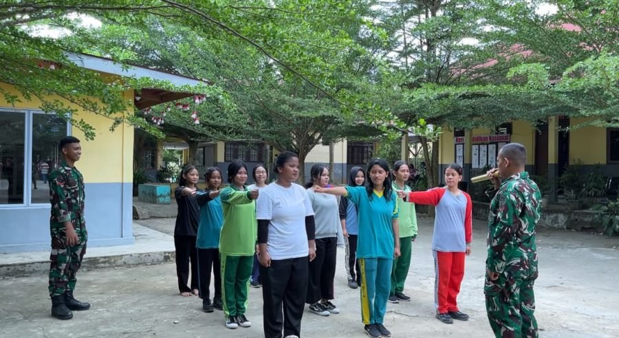 Kompi Senapan C Yonif TP 850/SC Latih Karakter dan PBB Siswa SMKN 1 Peranap