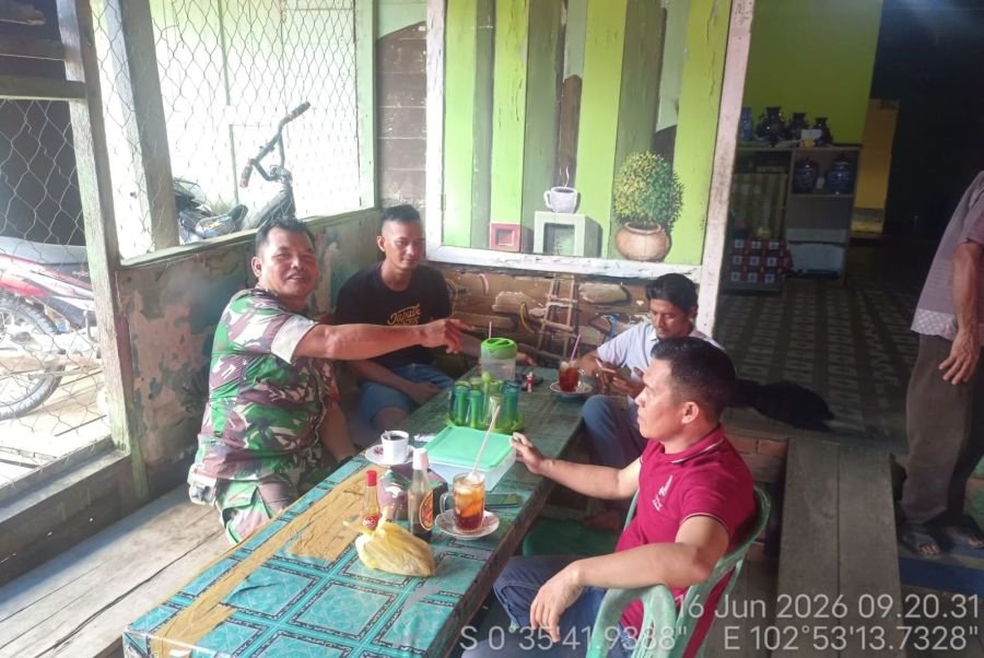 Komsos Babinsa 03/Tpl dan Pemuda Perkuat Keamanan Harapan Tani