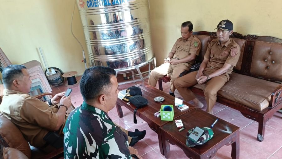 Komsos Babinsa dengan Pegawai Kantor Camat Pulau Burung