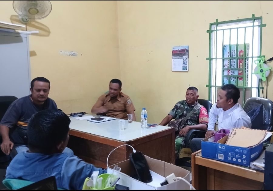 Komsos Babinsa Desa Makmur Bahas Kamtibmas Bersama Sekdes dan BPD