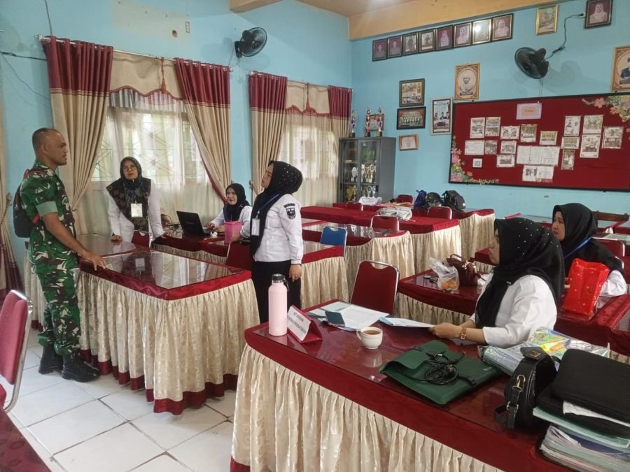 Komsos Babinsa di SDN 153 Pekanbaru, Perkuat Sosialisasi Penerimaan Murid Baru