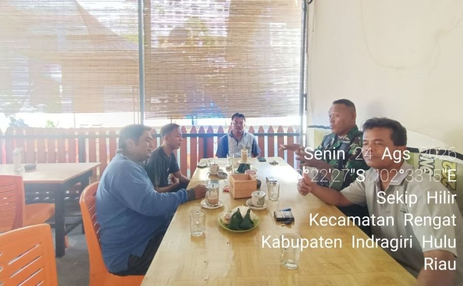 Komsos Babinsa Koramil 01/Rengat Tetap Jalin Keakraban Dengan Warga Di Wilayah