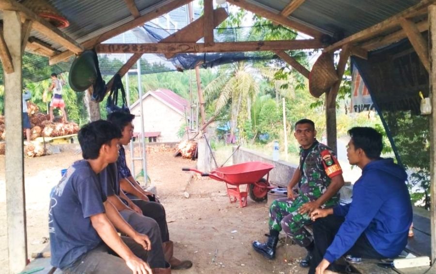 Komsos, Babinsa Koramil 02 Rambah Kodim 0313/KPR Temui Masyarakat