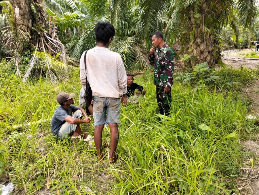 Komsos Babinsa Koramil 0321-01/Bangko: Ingatkan Warga Raja Bejamu Waspada Karhutla di Cuaca Panas