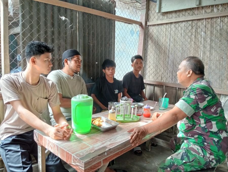 Komsos Babinsa Koramil 04/Perawang  di Buatan II Perkuat Keamanan dan Kebersamaan Warga