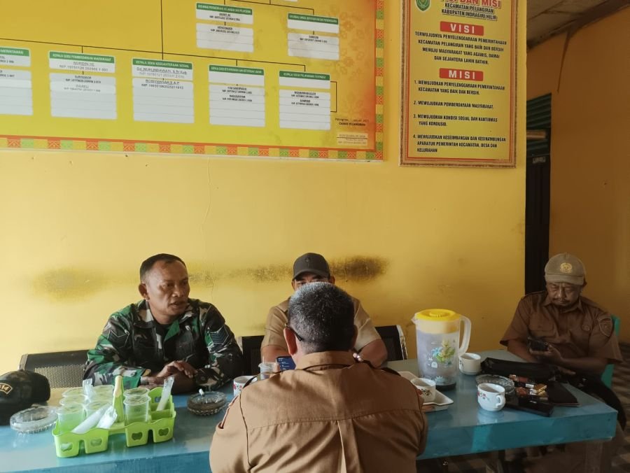 Komsos Babinsa Koramil 10/Pelangiran Pelayanan Publik dan Pencegahan Karhutla Jadi Fokus Utama