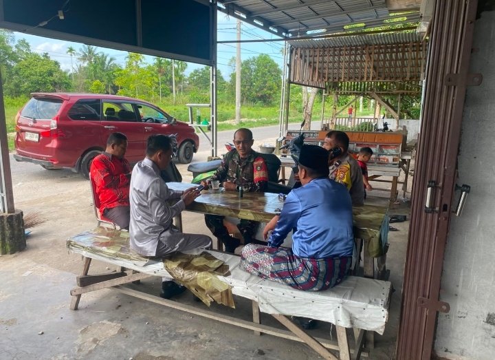Komsos Babinsa Pebatuan Tingkatkan Sinergitas TNI, Polri, dan Pemerintah Kelurahan