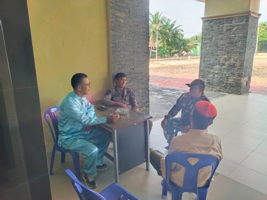 Komsos Babinsa Pelda Amir Perkuat Sinergi Jaga Keamanan Desa Bukit Kerikil