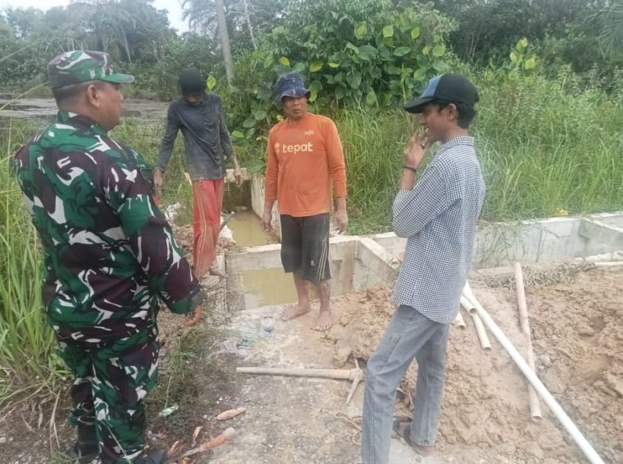 Komsos Babinsa Percepat Sinergi Pembangunan Infrastruktur Desa Darul Aman