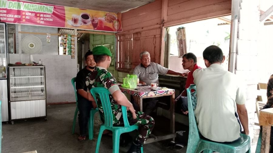 Komsos Babinsa Pererat Kedekatan TNI dengan Masyarakat Koto Taluk