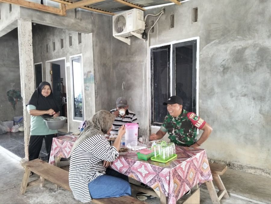 Komsos Babinsa Pererat Sinergi TNI dan Warga Desa Muaro Sentajo