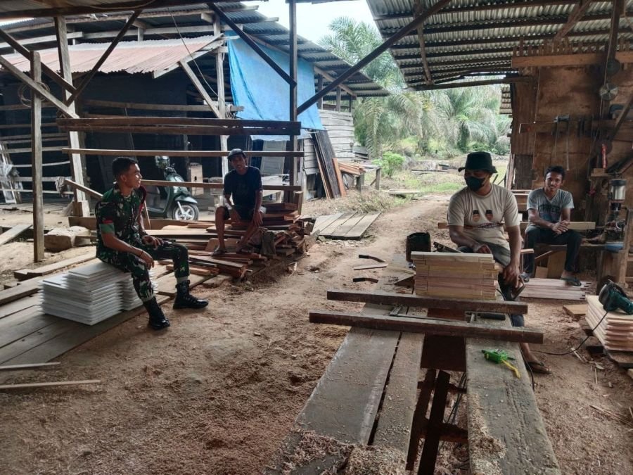 Komsos Babinsa Perkuat Kedekatan TNI dan Masyarakat Desa Jake