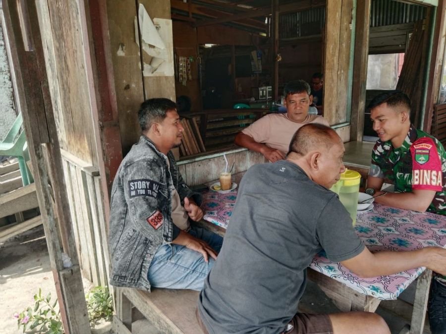 Komsos Babinsa Perkuat Kedekatan TNI dengan Warga Koto Taluk