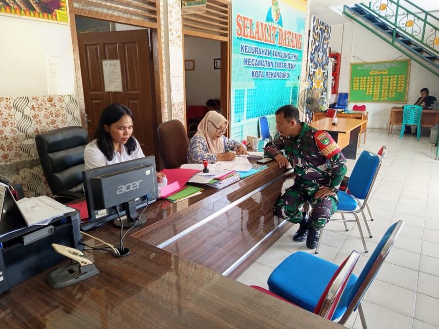 Komsos Babinsa Tanjungrhu Bersama Pegawai Kelurahan, Tekankan Etika dan Pelayanan Terbaik Untuk Warg