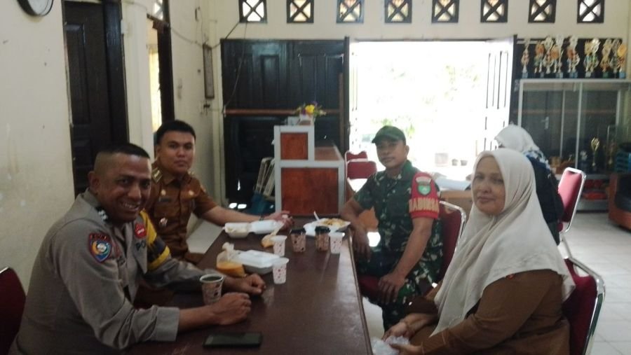 Komsos Bersama Lurah dan Bhabinkamtibmas, Babinsa Kampung Bandar Perkuat Pembinaan Wilayah