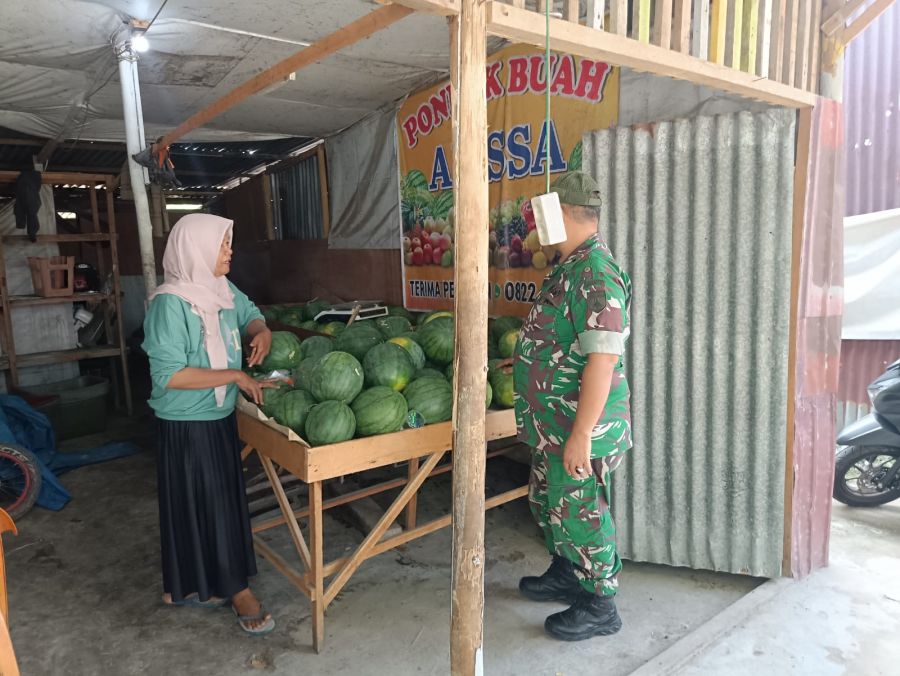 *Komsos Bersama Pedagang Buah, Babinsa Koramil 06 Siak Hulu Beri Motivasi Untuk Meningkatkan Kesejah
