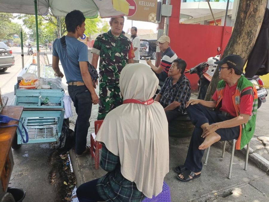 Komsos Bersama Pedagang Kaki Lima, Babinsa Perkuat Kemanunggalan TNI-Rakyat