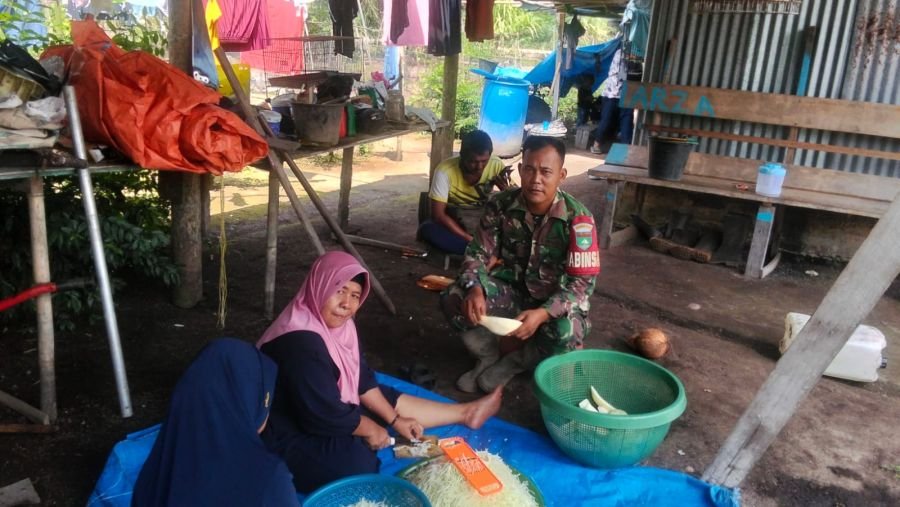 Komsos Bersama Pelaku UMKM, Babinsa 03/Tempuling Soroti Potensi Singkong