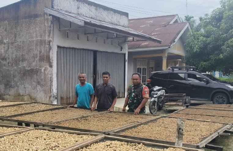 Komsos Bersama Pengrajin Kerupuk Kulit, Babinsa Tumbuhkan Optimisme Pelaku UMKM