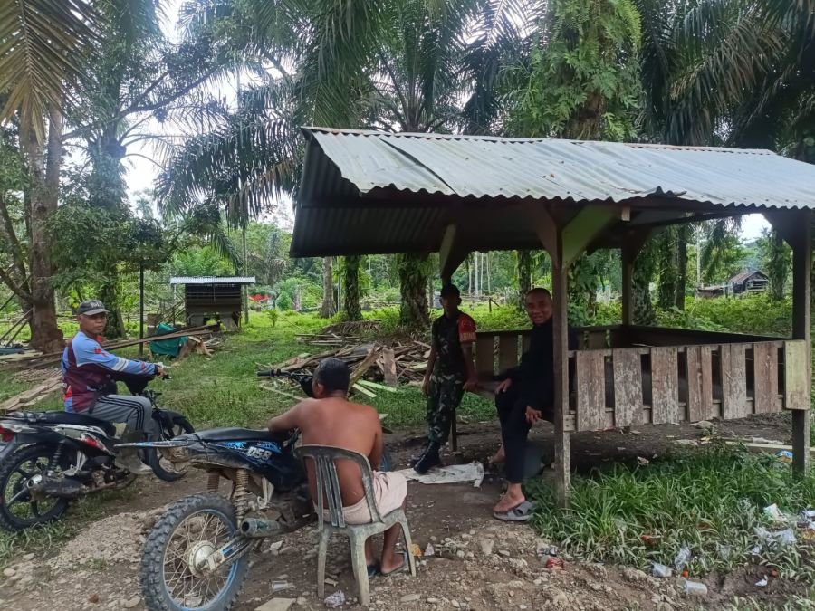 Komsos Bersama Petani Sawit, Babinsa Koramil 13/Rokan IV Koto Pererat Hubungan dengan Warga
