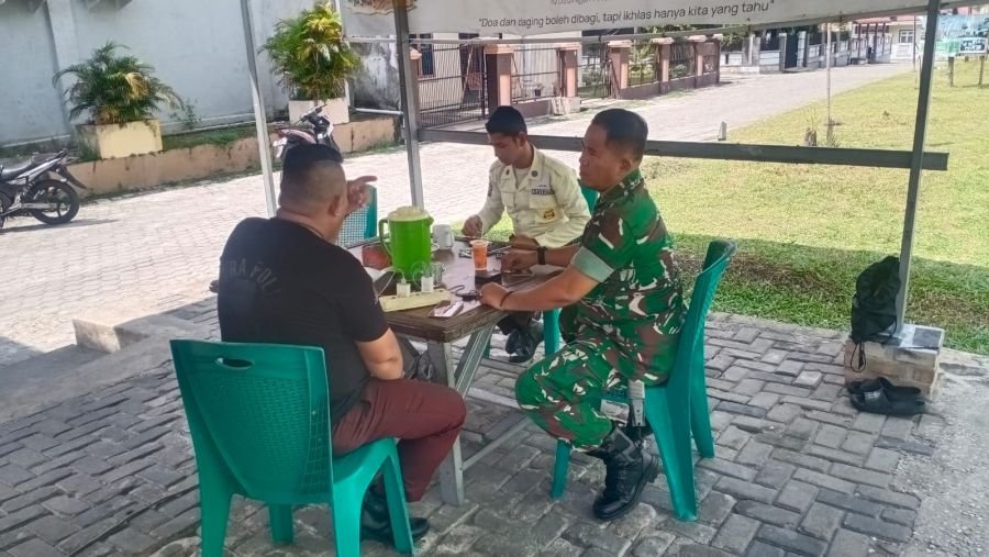 Komsos Bersama Satpam, Babinsa Koramil 06/Sukajadi Tingkatkan Kesadaran Warga Jaga Keamanan