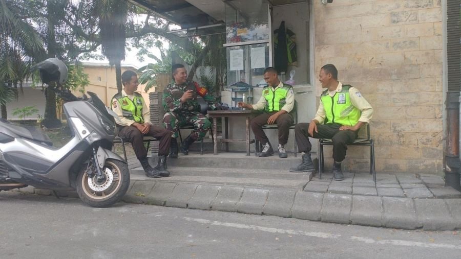 Komsos Bersama Security, Babinsa Tirta Siak Ajak Tingkatkan Kewaspadaan Lingkungan