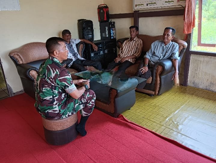 Komsos Bersama Tokoh Masyarakat, Serda M. Tahir Sosialisasikan Bahaya Karhutla Di Sungai Terab