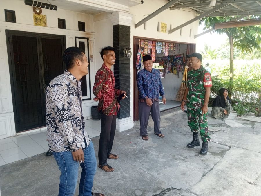 Komsos Bersama Warga, Babinsa Kampung Tengah Sampaikan Pesan Jaga Lingkungan