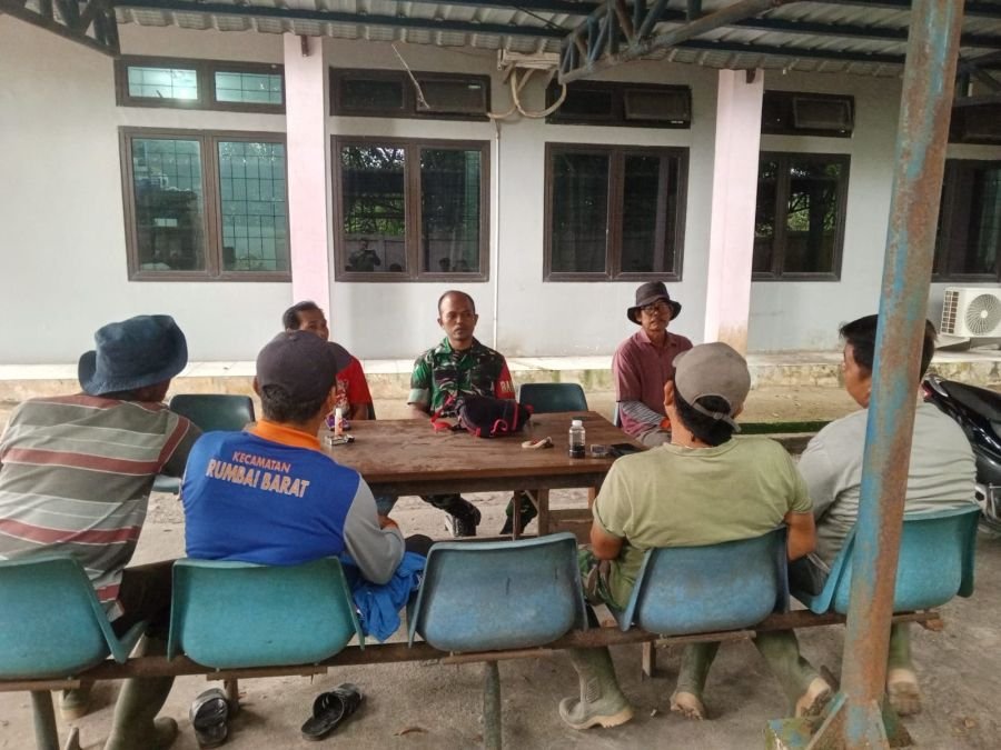 Komsos Bersama Warga, Babinsa Kampung Tengah Tekankan Kepedulian Jaga Lingkungan