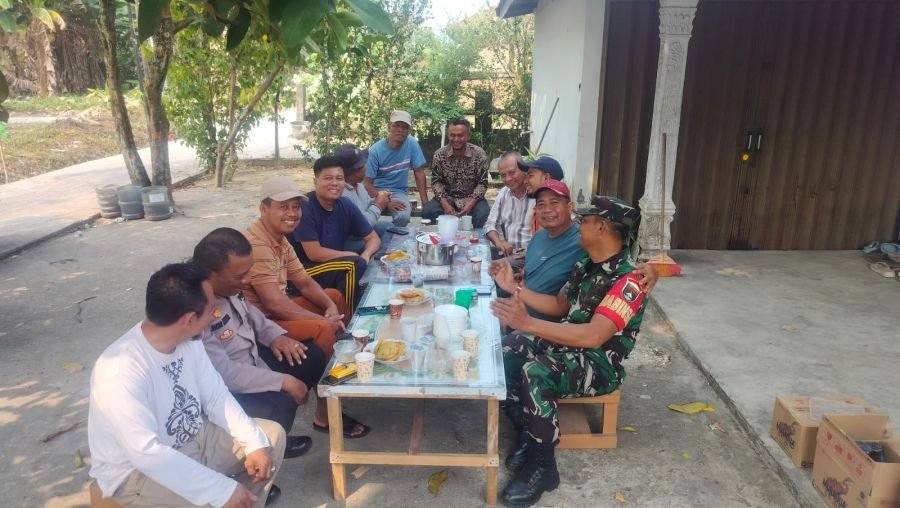 Komsos Bersama Warga, Babinsa Koramil 07/Tenayan Raya Ingatkan Bahaya Karhutla