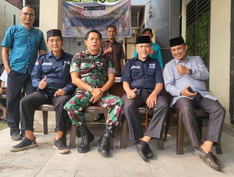 Komsos Bersama Warga, Babinsa Koramil 06/Sukajadi Pererat Kedekatan di Wilayah Binaan
