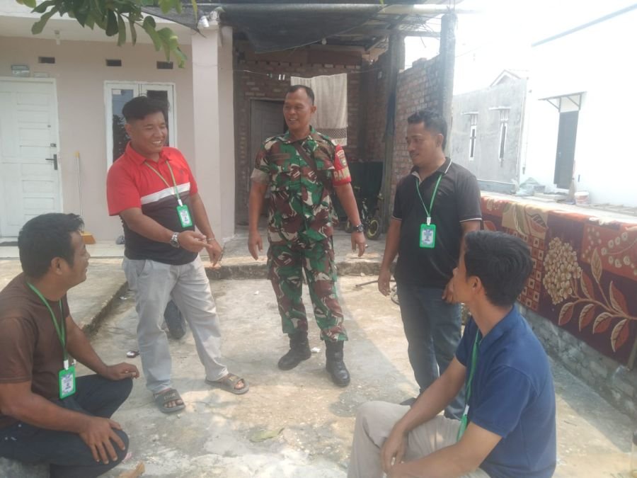 Komsos Bersama Warga, Babinsa Koramil 01/Rumbai Sampaikan Pencegahan Karhutla