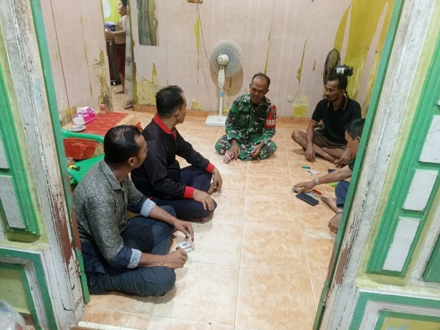 Komsos Bersama Warga, Babinsa Koramil 06/Sukajadi Tekankan Kebersihan Lingkungan