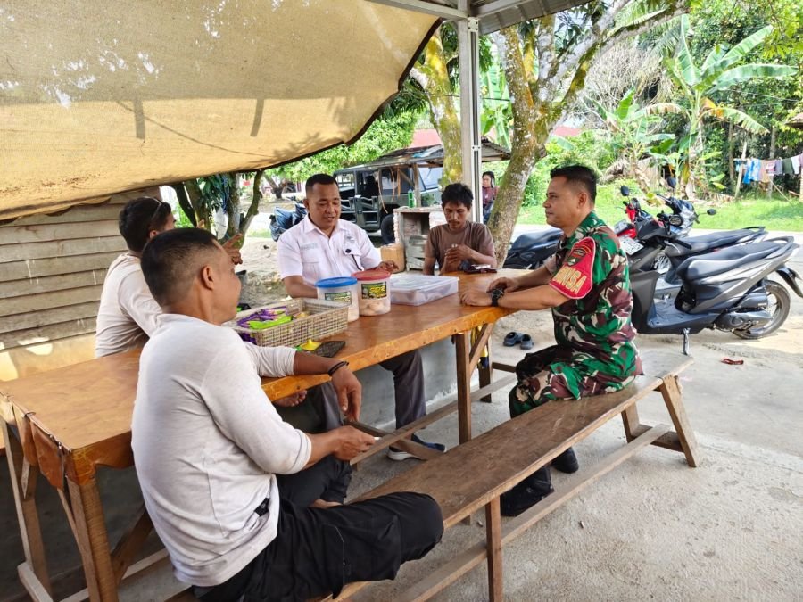 Komsos Bersama Warga, Babinsa Lembah Damai Ingatkan Pentingnya Menjaga Kesehatan