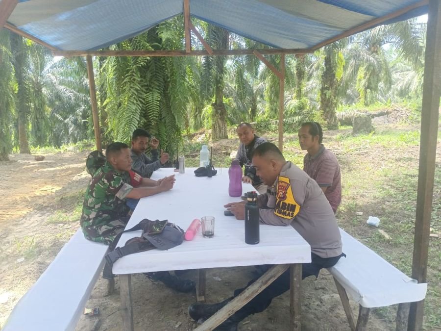 Komsos Bersama Warga, Babinsa Melebung Perkuat Kepedulian Lingkungan dan Kamtibmas