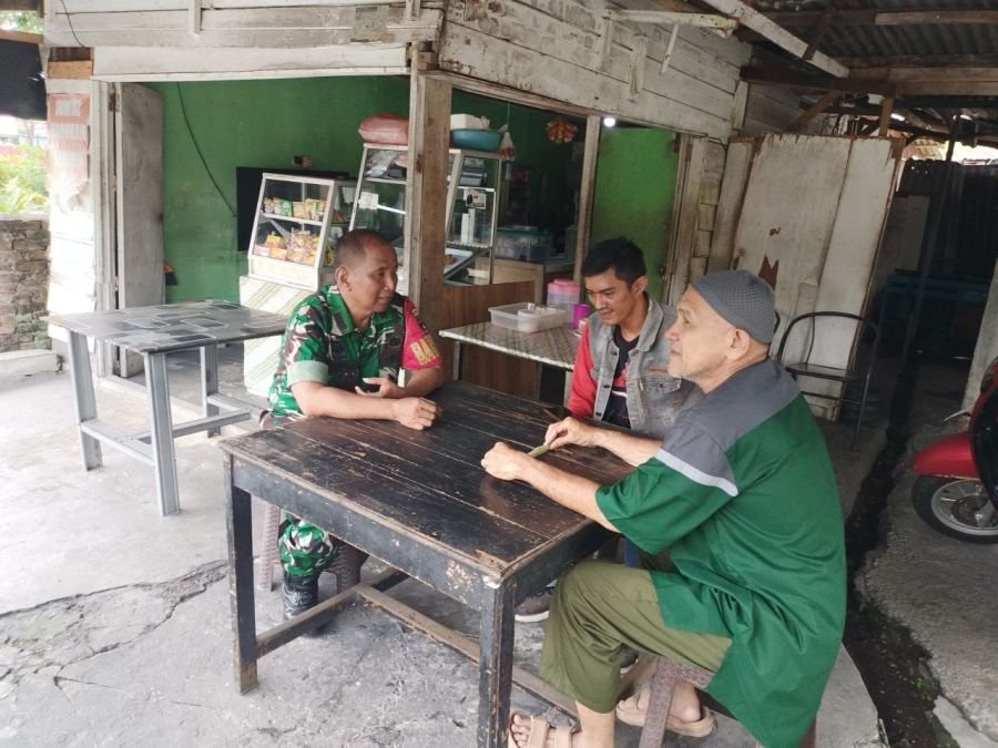Komsos Bersama Warga, Babinsa Padang Bulan Pererat Sinergi Jaga Keamanan